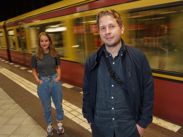 Warten auf die Ringbahn: Kevin Kühnert (rechts) und Tagesspiegel-Redakteurin Ann-Kathrin Hipp (links).
