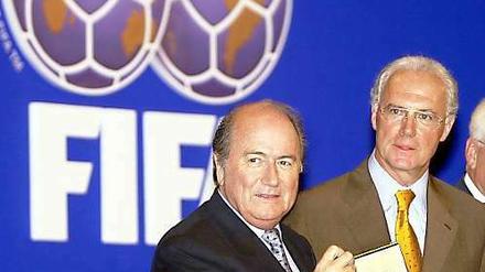 Fifa-Präsident Joseph Blatter (l.) und Franz Beckenbauer, Chef des Organisationskomitees der WM 2006