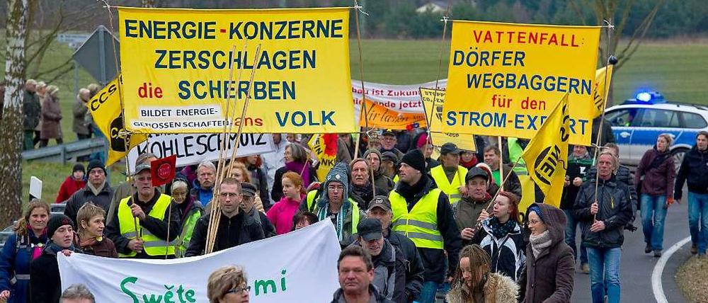 In Brandenburg regt sich Widerstand gegen die geplante Erweiterung des Braunkohletagebaus Welzow-Süd II. Das Foto zeigt einen Sternmarsch, der vor ein paar Wochen stattgefunden hat. 