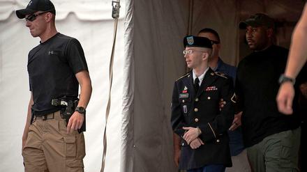 Bradley Manning in Handschellen, nachdem der Richterspruch verlesen wurde.