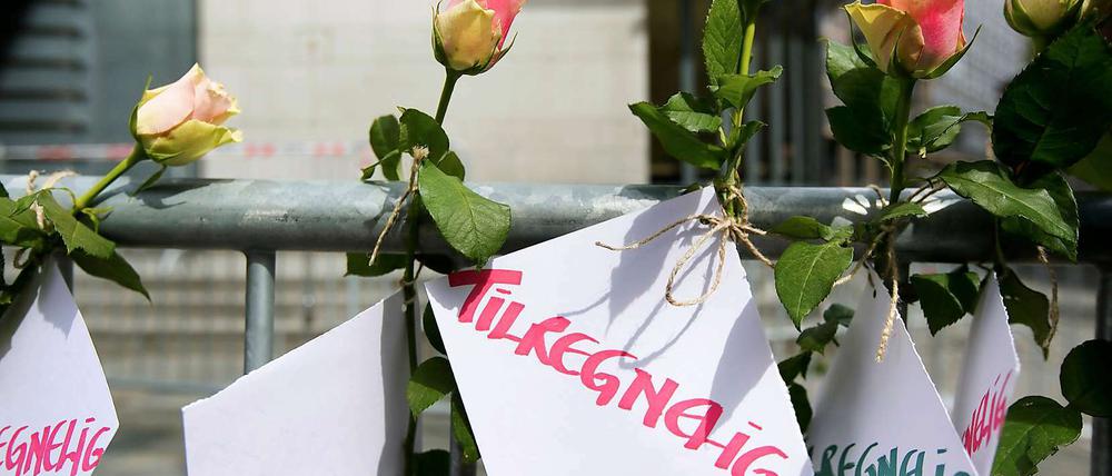 Blumen erinnern vor dem Gerichtsgebäude in Oslo an die Opfer Breiviks.