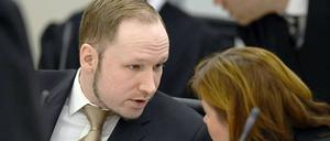 Der Angeklagte Breivik mit seiner Anwältin.