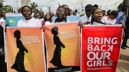 Seit etwa einer Woche protestieren vor allem Frauen in der Hauptstadt Abuja gegen die Untätigkeit der Regierung, nachdem 300 Mädchen von der islamitischen Sekte Boko Haram entführt worden sind. Inzwischen wird fast überall protestiert. 