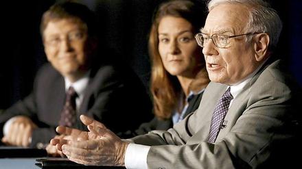 Warren Buffet (l.) und Bill Gates haben 100 Milliarden Dollar gesammelt.