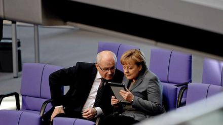 "Guck mal, ich hab hier was!" Angela Merkel und Volker Kauder beim Nichtzuhören.