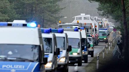 Polizeifahrzeuge begleiten den Castor-Transport im November 2010. Bei diesem Einsatz wurden auch weißrussische Beamten geschult.