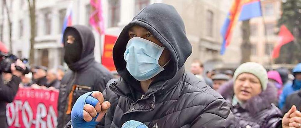 Zum Kampf bereit: pro-russische Demonstranten in Charkiw.