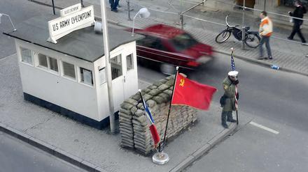 Der Checkpoint Charlie. Ort des Gedenkens mit ramschtouristischem Flair.
