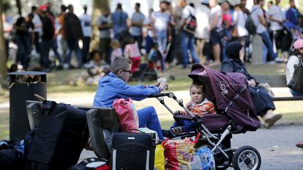 Auf gepackten Taschen warten die Flüchtlinge vor dem Lageso darauf, ihren Asylantrag stellen zu können.