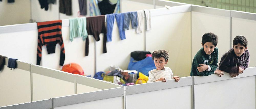 Flüchtlingskinder in ihrem vorläufigen Heim im ehemaligen Flughafen Tempelhof im Dezember 2015. 