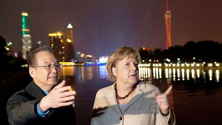 Chinas Ministerpräsident Wen Jiabao und Bundeskanzlerin Angela Merkel am Ufer des Perlflusses in Guangzhou.