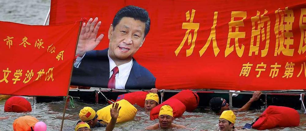 Ein Plakat mit dem neuen chinesischen Staats- und Parteichef Xi Jinping.