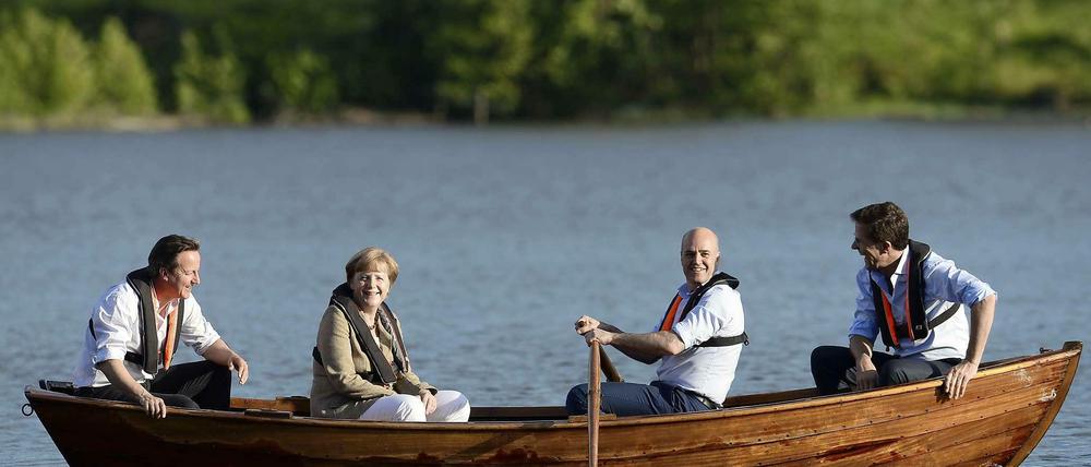 Angela Merkel in einem Boot mit dem britischen Premier David Cameron, dem schwedischen Premier Fredrik Reinfeldt und dem niederländischen Premier Mark Rutte.