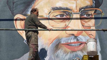 Wandgemälde in Teheran von Ajatollah Chamenei.