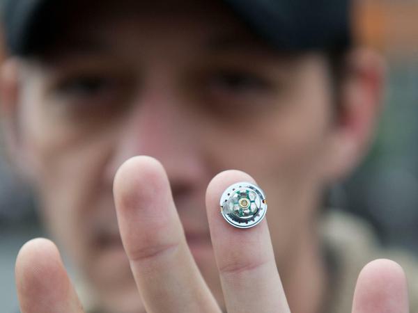 Wie der US-Amerikaner Tim Cannon haben sich bereits 50000 Menschen weltweit ein Implantat einsetzen lassen. Cannon hat nun einen Magneten im Finger.