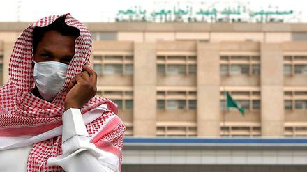 Ein Mann, aufgenommen mit Mundschutz vor einem Krankenhaus in Dammam, Saudi-Arabien. Die neue Form des Corona-Virus, die in dem Land grassiert, wird von Mensch zu Mensch übertragen.