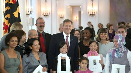 Ex-Bundespräsident Christian Wulff 2011 mit neuen Staatsbürgern.