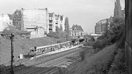 Nächster Halt Prenzlauer Allee: ein historischer Blick auf das Eingangsgebäude aus dem Jahr 1979. 