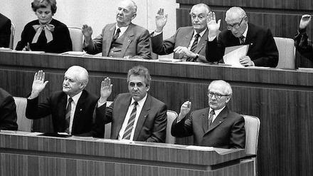 DDR-Staats- und Parteichef Erich Honecker und die Politbüromitglieder Egon Krenz und Günter Mittag (vorne v.r.n.l.) während der Abstimmung zum Gesetz über den Volkswirtschaftsplan 1986 am 29.11.85.