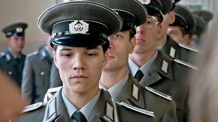 Szene aus dem Film: Christian Hoffmann (gespielt von Sebastian Urzendowsky) geht während seines Dienstes bei der NVA wählen.