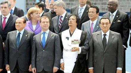 G8-Gipfel 2009 - unter anderem mit dem libyschen Staatschef Muammar el Gaddafi (2.v.r.), Ägyptens Präsident Hosni Mubarak (r.) und Angela Merkel.
