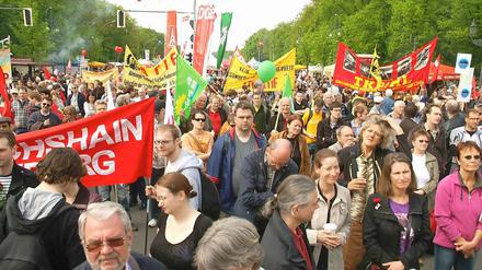 Geht raus und engagiert Euch, fordert Johannes Schneider - so wie diese Teilnehmer der traditionellen DGB-Demonstration im Jahr 2010.