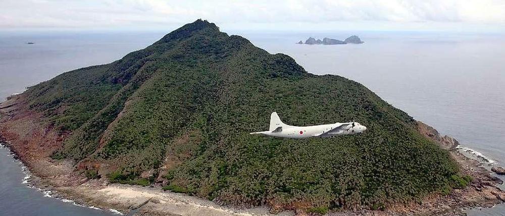 Begehrte Insel: Ein japanischer Flieger patroilliert die von China beanspruchte Insel Diaoyo im Pazifik