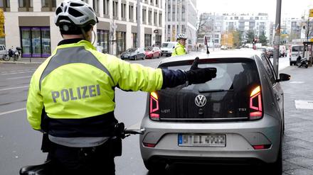 Zwei Polizisten der Fahrradstaffel suchen in Berlin-Mitte nach Falschparkern