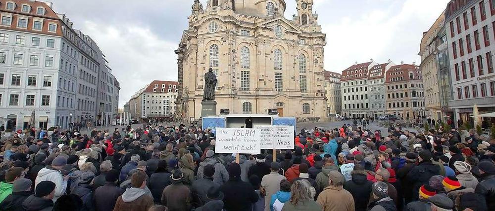 Mehrere hundert Anhänger des neuen Bündnisses "Direkte Demokratie für Europa" der ehemaligen Pegida-Organisatorin Kathrin Oertel demonstrierten am Sonntag erstmalig auf dem Neumarkt in Dresden. 