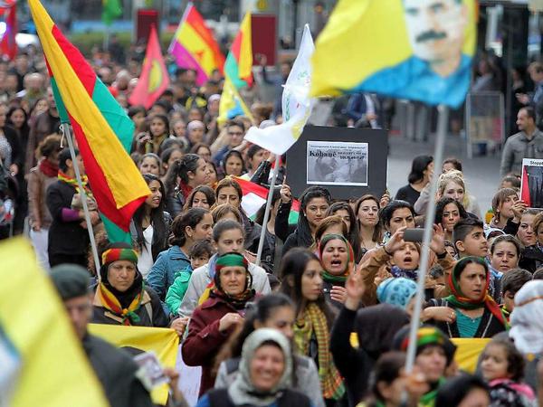 Gelb, rot, grün - die kurdischen Nationalfahnen gegen den islamistischen Terror.