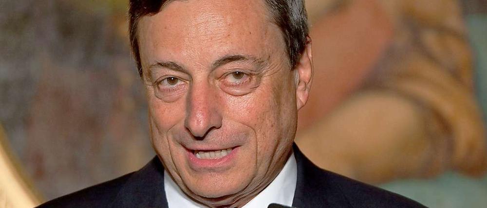 Mario Draghi. Der EZB-Präsident laviert sich genauso durch, wie es die Politik tut.