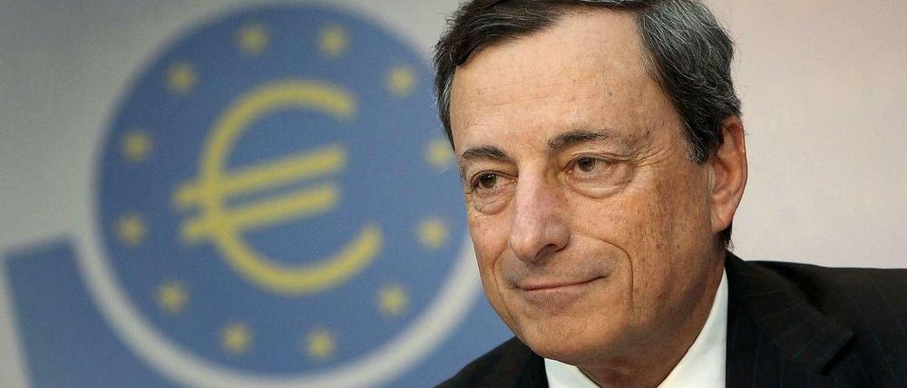 Der gewiefte EZB-Chef Mario Draghi hat schon so manche Klippe in der Eurokrise umschifft und versteht es exzellent, die Politik auch mal unter Druck zu setzen.
