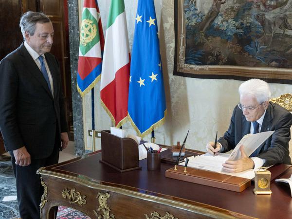 Schlussakt: Staatspräsident Sergio Mattarella unterzeichnet die Entlassungsurkunde für Mario Draghi.