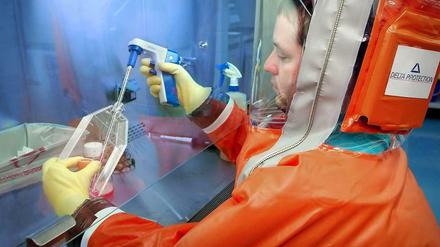 Ein Mitarbeiter der US-Gesundheitsbehörde CDC (Centers for Desease Control) experimentiert in einem Labor mit Viren.