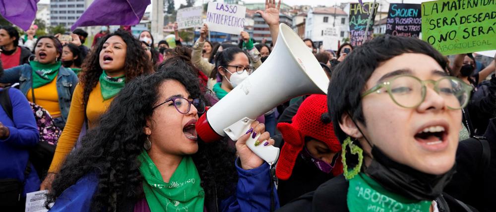 Ein weltweiter Kampf: Frauen in Ecuador protestieren im März gegen die geplante Verschärfung der Abtreibungsgesetzes in ihrem Land.