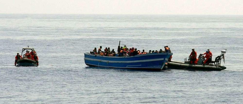 Soldaten der Fregatte Hessen bergen Anfang Mai im Mittelmeer 130 Seemeilen vor der italienischen Insel Lampedusa Schiffbrüchige von einem Boot.
