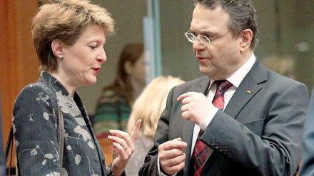 Gespräche über Grenzen: Innenminister Hans-Peter Friedrich im Gespräch mit der Justizministerin der Schweiz, Simonetta Sommaruga.