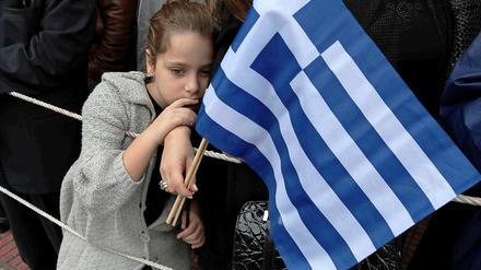 Reformmüde? Auf jeden Fall braucht Griechenland mehr Zeit, um wieder auf die Beine zu kommen. Ein Mädchen schaut einer Parade zu am "Ochi-Tag", einem griechischen Nationalfeiertag.