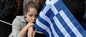 Reformmüde? Auf jeden Fall braucht Griechenland mehr Zeit, um wieder auf die Beine zu kommen. Ein Mädchen schaut einer Parade zu am "Ochi-Tag", einem griechischen Nationalfeiertag.