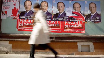 Von rechts nach links. Die Franzosen scheinen die Wirtschaftspolitik des sozialistischen Präsidentschaftskandidaten Hollande zu schätzen. Seine Umfragewerte werden immer besser.