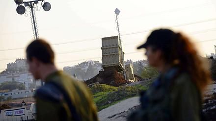 Israelische Sicherheitskräfte in der Nähe einer der Stationen des "Iron Dome", der israelischen Raketenabwehr.