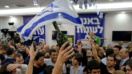 In Feierlaune: Anhänger der zentristischen Partei von Yair Lapid, die überraschend viele Sitze in der Knesset erringen konnte.
