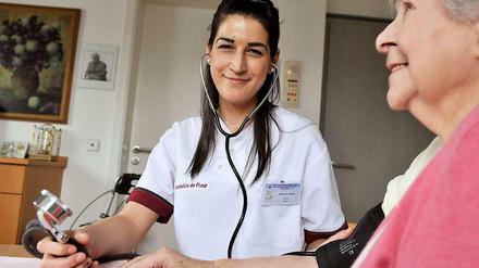 Für diesen Beruf entscheiden sich zu wenige Deutsche - und auch nicht allzu viele Zuwanderer: Eine ungarische Pflegeschülerin in einem Altenheim in Karlsruhe.