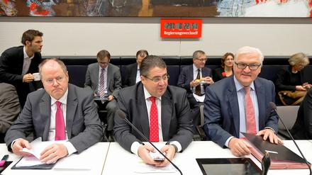 Warten auf den Start: Die SPD-Troika am Donnerstag im Bundestag vor Beginn der Fraktionssitzung. Es ging um die Haltung zum dritten Griechenland-Rettungspaket.