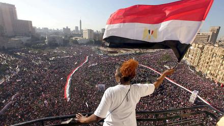 Eine Frau schwenkt die ägyptische Flagge über dem Tahrirplatz in Kairo. Eine Woche nach dem Rücktritt Mubaraks versammeln sich dort wieder über eine Million Menschen.