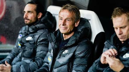 Jürgen Klinsmann (mitte) beim in Frankfurt am vergangenen Freitag. Gegen den SC Freiburg soll am Wochenende sein erster Sieg mit Hertha her. 