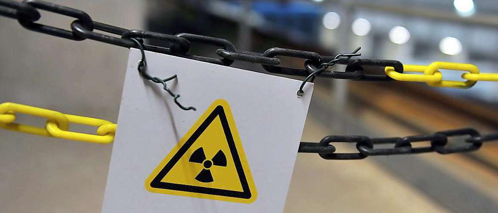 Ein an einer Kette befestigtes Schild warnt vor Strahlung im atomaren Zwischenlager in Gorleben. 