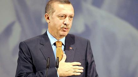 Hand aufs Herz. Recep Tayyip Erdogan spricht anlässlich des 50. Jahrestages des deutsch-türkischen Anwerbeabkommens.
