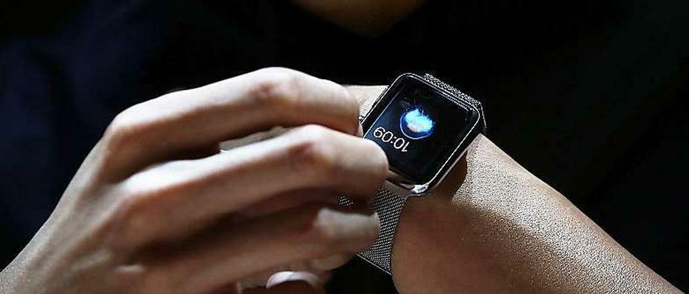 Apple is watching you: Mit der "Apple Watch", einer Uhr, die den Puls messen und die Schritte zählen kann, liefert Apple ein Stück Hardware zur (Selbst-)Überwachung.