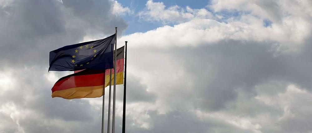 Flaggen der EU und der BRD: Wie viel Macht darf Europa haben?